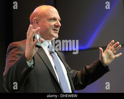 Berlin, Allemagne. 07Th Nov, 2013. -Microsoft CEO Steve Ballmer donne un discours d'ouverture de la célébration à l''Microsoft Berlin' à Berlin, Allemagne, 07 novembre 2013. Photo : BRITTA PEDERSEN/dpa/Alamy Live News Banque D'Images