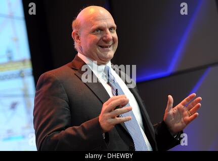 Berlin, Allemagne. 07Th Nov, 2013. -Microsoft CEO Steve Ballmer donne un discours d'ouverture de la célébration à l''Microsoft Berlin' à Berlin, Allemagne, 07 novembre 2013. Photo : BRITTA PEDERSEN/dpa/Alamy Live News Banque D'Images