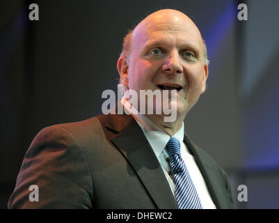 Berlin, Allemagne. 07Th Nov, 2013. -Microsoft CEO Steve Ballmer donne un discours d'ouverture de la célébration à l''Microsoft Berlin' à Berlin, Allemagne, 07 novembre 2013. Photo : BRITTA PEDERSEN/dpa/Alamy Live News Banque D'Images