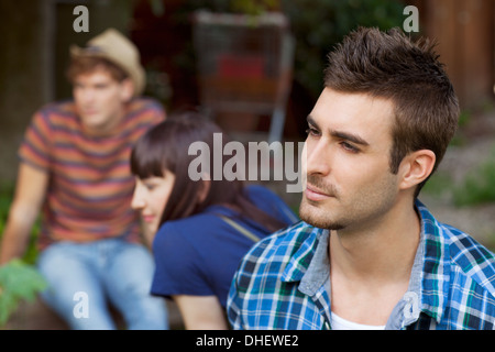 Portrait de jeune homme avec des amis en arrière-plan Banque D'Images