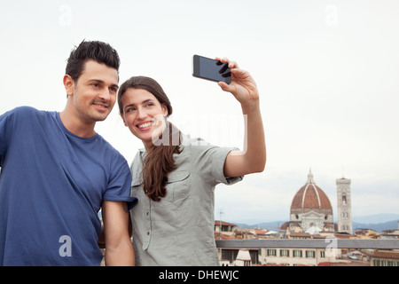 Couple photographing themselves with La cathédrale de Florence, Florence, Toscane, Italie Banque D'Images