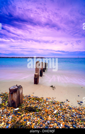 Dans Groyns Elmer beach, West Sussex, UK Banque D'Images