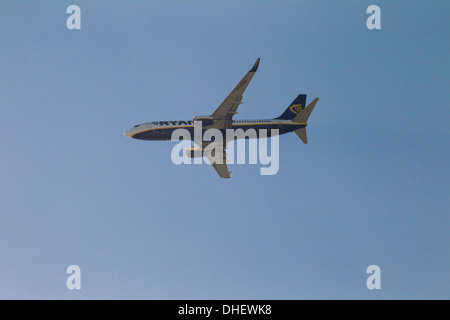 Ryanair Boeing 737-8que l'AE-EGB en approche à l'aéroport de Londres Luton, Bedfordshire, Royaume-Uni. Banque D'Images