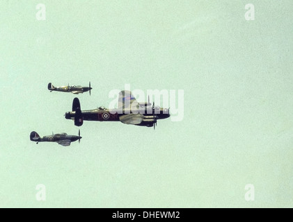 Lancaster, Spitfire et Hurricane, à partir de la Battle of Britain Memorial Flight, volant en formation Banque D'Images