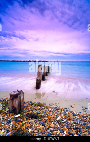 Dans Groyns Elmer beach, West Sussex, UK Banque D'Images