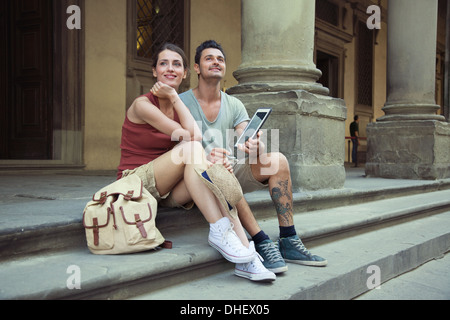 L'homme et la femme assise sur les marches de la Galerie des Offices, Florence, Toscane, Italie Banque D'Images