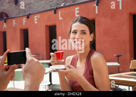 Man photographing woman café à l'extérieur, Florence, Toscane, Italie Banque D'Images