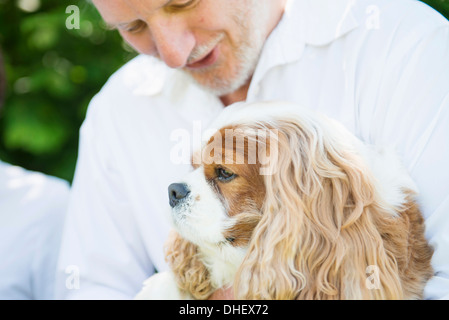 Senior man with pet dog Banque D'Images