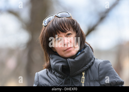 Brunette dans une veste noire Banque D'Images