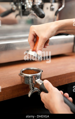 Préparer le café barista Banque D'Images