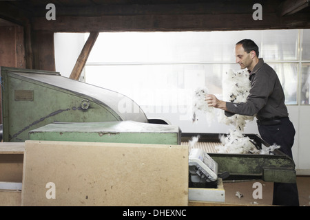 L'ajout d'homme fleece à la machine en usine de laine Banque D'Images
