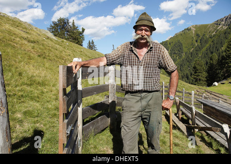 Farmer posing for camera Banque D'Images