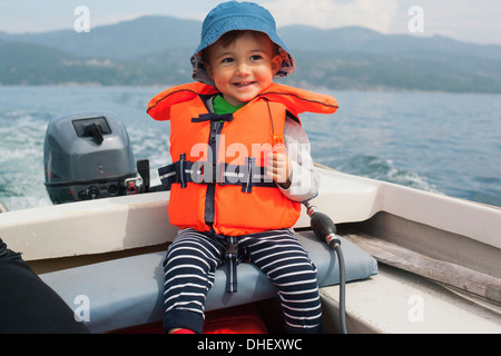 Boy enjoying boat ride Banque D'Images