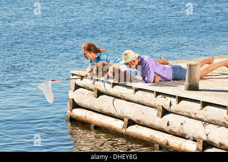 La pêche en famille sur pier, Utvalnas, Gavle, Suède Banque D'Images