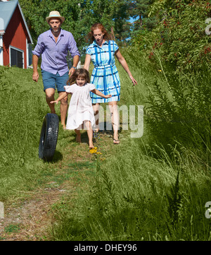 Les parents et le matériel roulant sur pneus chemin, Utvalnas, Gavle, Suède Banque D'Images