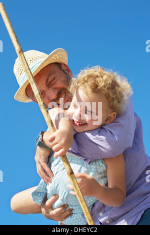 Female toddler et père avec filet de pêche, Utvalnas, Gavle, Suède Banque D'Images