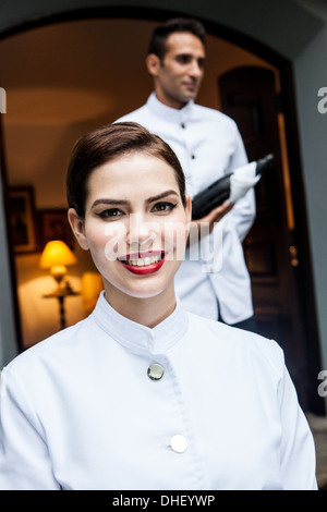 Le personnel de l'entrée de l'hôtel avec une bouteille de champagne Banque D'Images