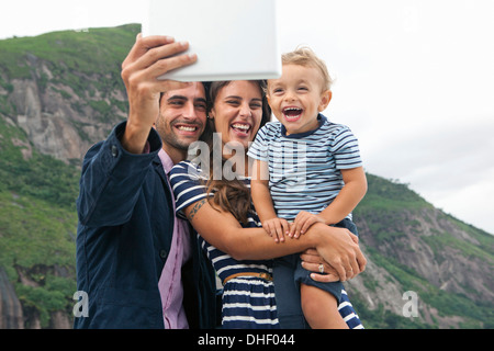 Jeune famille taking self portrait, Casa Alto Vidigal, Rio de Janeiro, Brésil