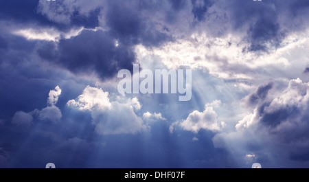 Le ciel bleu et Sun Ray Banque D'Images