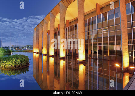 Brésil, Brasilia, nuit, Palais Itamaraty, Oscar Niemeyer, l'architecture, du design, de l'eau, vue de côté, l'architecture de Brasilia, Brésil, 2014 Destins voyage au Brésil, de la politique, ministère des Affaires étrangères, ciel bleu, large, ville artificielle créée, brésilien Banque D'Images