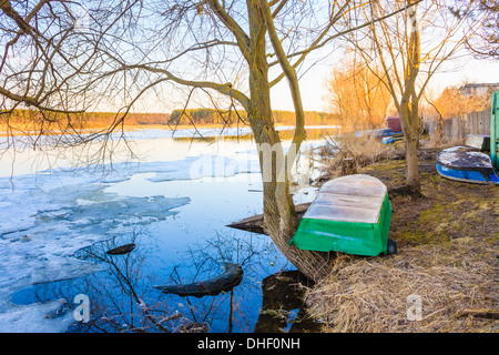 Paysage de printemps avec les arbres inondés et de vieux bateaux sur la côte. La nature russe, au début du printemps. Banque D'Images