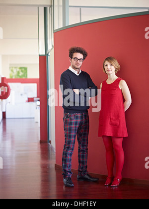 Couple in corridor Banque D'Images