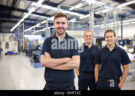 Portrait de trois travailleurs dans l'usine d'ingénierie Banque D'Images