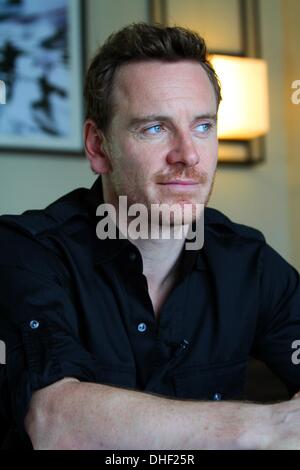 New York, NY, USA. 11e Août, 2013. 9/11/2013 -- New York, NY, États-Unis -- Michael Fassbender a deux grande chute de presse : 12 ans un esclave et le conseiller -- Photo par Stan Godlewski, Freelance © Stan Godlewski/ZUMAPRESS.com/Alamy Live News Banque D'Images