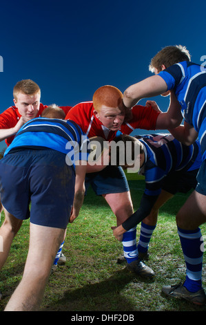 Les jeunes hommes à jouer au rugby Banque D'Images