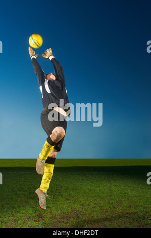 Gardien de football pour attraper le saut Banque D'Images