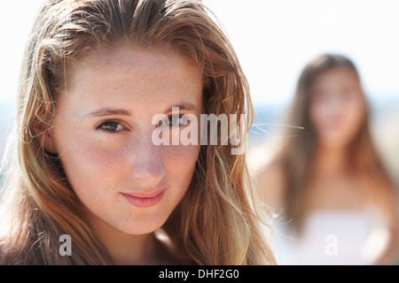 Portrait of teenage girl, focus on foreground Banque D'Images