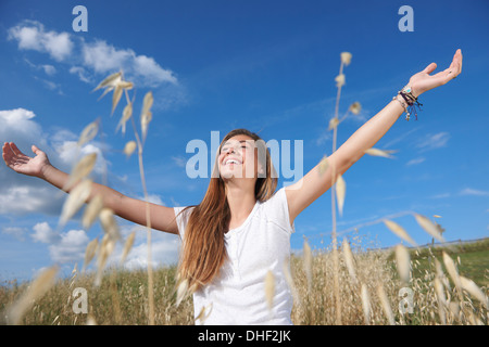 Teenage girl in field with arms out, Toscane, Italie Banque D'Images