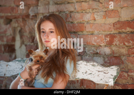 Adolescente sur banc avec chien Banque D'Images