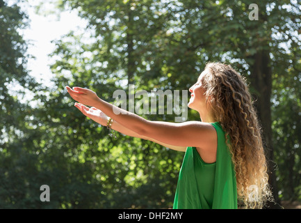 Teenage girl wearing green top avec les bras, Prague, République Tchèque Banque D'Images