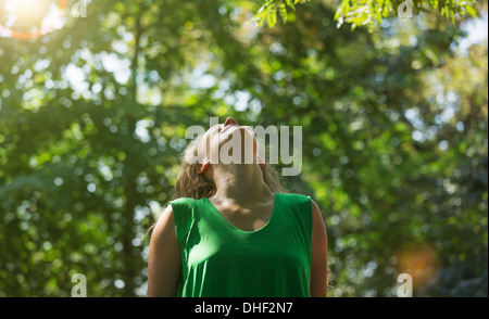 Teenage girl wearing green top looking up, Prague, République Tchèque Banque D'Images