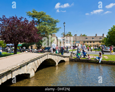 Pont sur la rivière Windrush à Bourton sur les Cotswolds Gloucestershire Angleterre GB Europe Banque D'Images