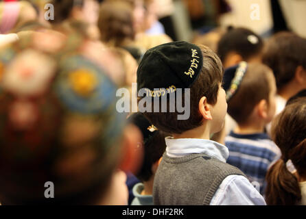 Berlin, Allemagne. 05Th Nov, 2013. Les enfants au ou Avner Talmud-Torah séminaire juif (yeshiva) écouter le rabbin David Baruch Lau, le Grand Rabbin ashkénaze d'Israël, parlent un jour avant le 75e anniversaire de la Kristallnacht, également appelée la Nuit de Cristal, à Berlin, Allemagne, le 8 novembre 2013. Crédit : Adam Berry/Alamy Live News Banque D'Images