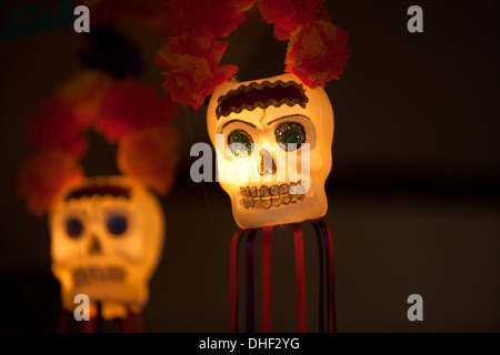 Crânes lumineux s'affichent dans la Olla restaurant pendant le Jour des morts célébrations à Oaxaca, Mexique Banque D'Images