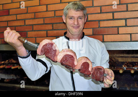 Brésil, Rio Grande do Sul, Serra Gaucha, Bento Goncalves, Churrascaria Ipiranga, grill viande, spit, brochette, boeuf, picanha, rumpsteak, griller la viande, churrasco, tradition brésilienne du sud, la nutrition, l'alimentation, manger au Brésil, gastronomie, santé, graisse, cholestero Banque D'Images