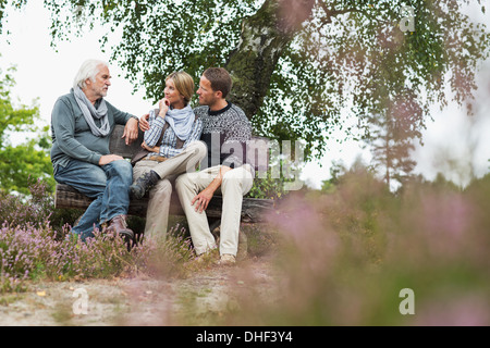 Man hot couple sitting on log Banque D'Images