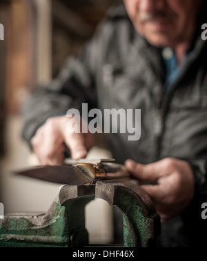 Faire de l'homme couteau, Barumini, Sardaigne, Italie Banque D'Images