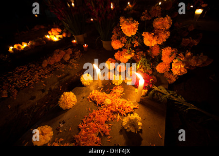 Une croix faite de fleurs de souci officinal décore une tombe pendant le Jour des morts dans le cimetière de Santa Cruz, Oaxaca Xoxocotlan Banque D'Images