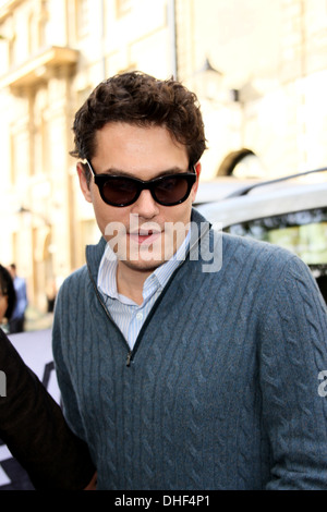 John Mayer, guitariste et compositeur américain arrivant à l'Oxford Union pour donner un talke. Banque D'Images