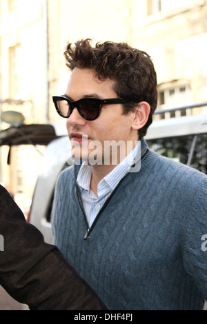 John Mayer, guitariste et compositeur américain arrivant à l'Oxford Union pour donner un talke. Banque D'Images