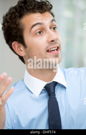 Young man talking Banque D'Images