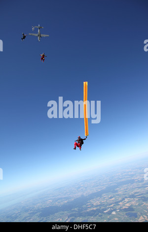 Skydivers free falling avec tube d'air au-dessus de Leutkirch, Bavaria, Germany Banque D'Images