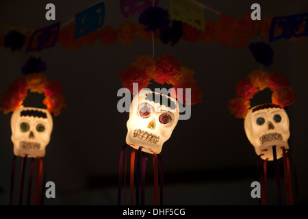 Crânes lumineux s'affichent dans la Olla restaurant pendant le Jour des morts célébrations à Oaxaca, Mexique Banque D'Images