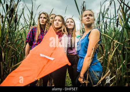 Portrait de cinq jeunes femmes dans les marais holding kite Banque D'Images