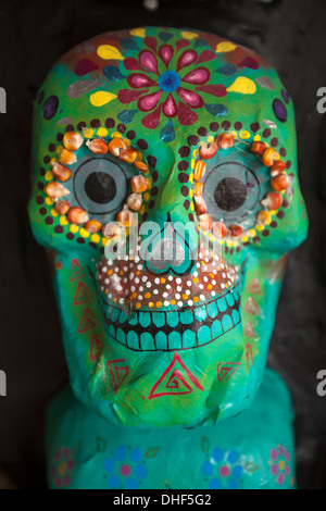 Un crâne décore Azucena Zapoteca restaurant pendant le Jour des morts célébrations à San Martin Tilcajete, Oaxaca, Mexique Banque D'Images