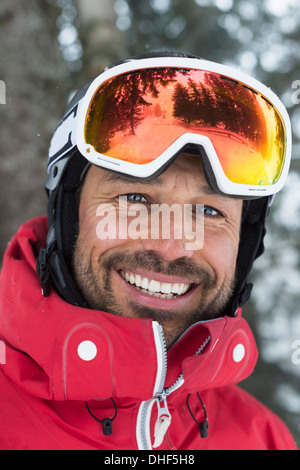 Mid adult man avec lunettes de ski, smiling Banque D'Images